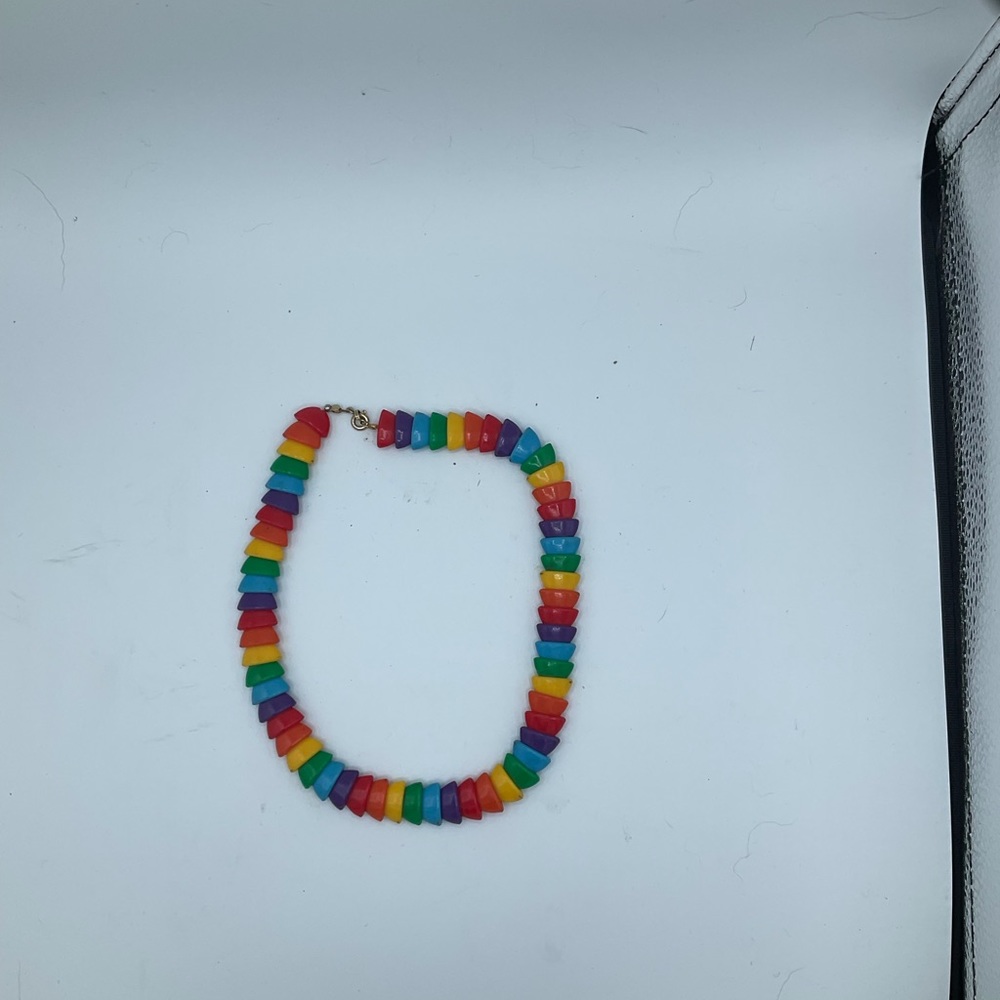 “RAINBOW COLOURED BEAD” VINTAGE PLASTIC CHOKER STYLE NECKLACE. - Picture 4 of 9
